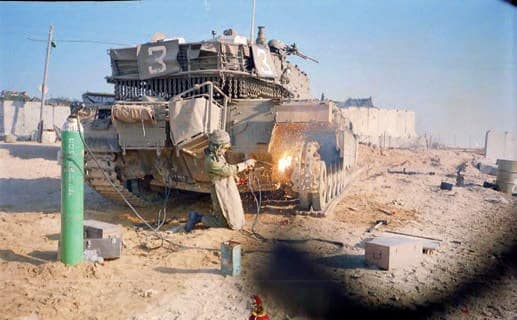 Слабым местом всех танков «Меркава» была тяжело нагруженная
ходовая часть. Ремонт ленивца танка «Меркава» Мк.2